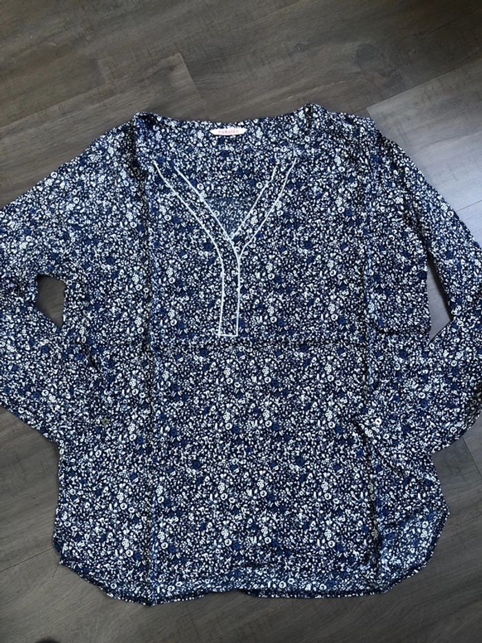 Blouse bleue fleurie en viscose camaïeu