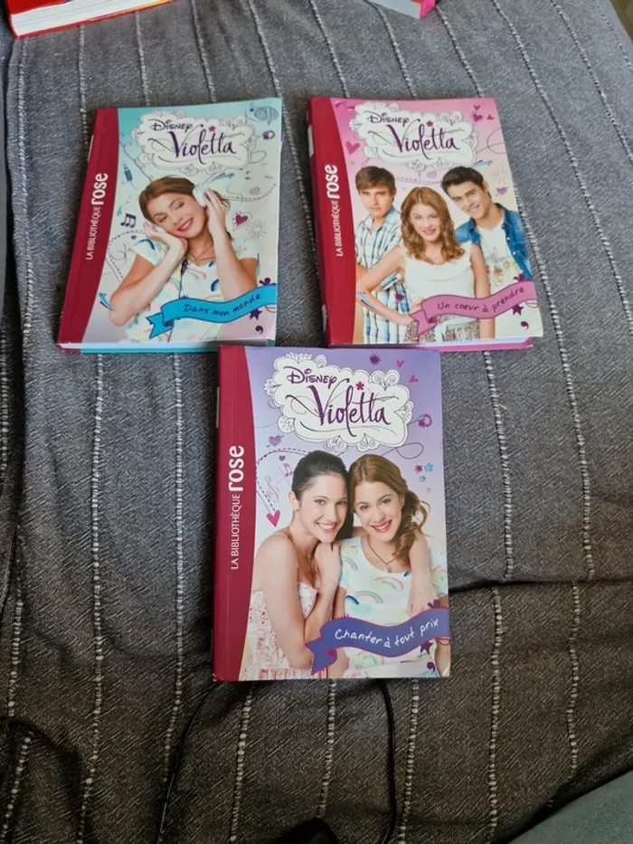 Lot de 3 livres " Violetta"
