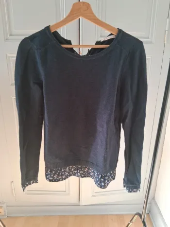 Pull bleu marine et fleurs 🌸 Camaïeu