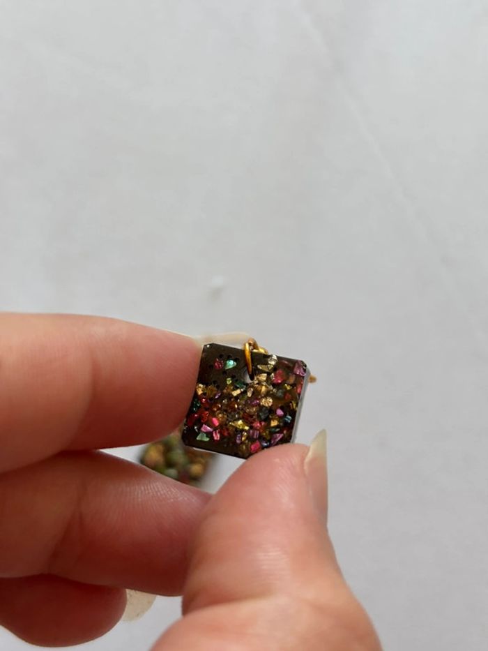 Petite boucles d’oreille carré fait main résine marron cristaux multicolore acier inoxydable - photo numéro 2
