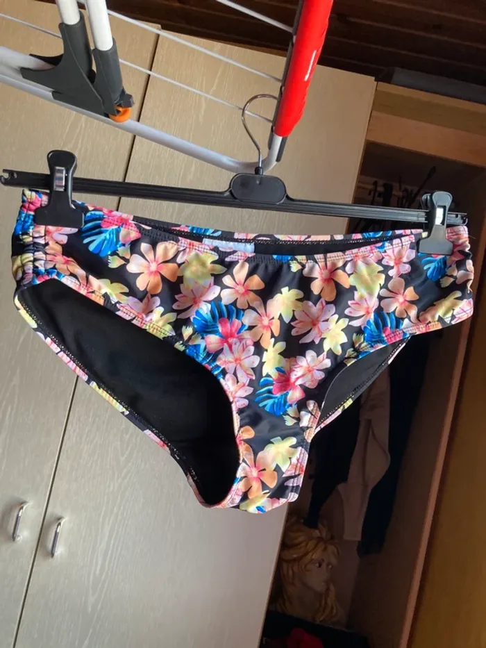 Superbe ensemble bikini noir fleurs exotiques jamais porté marque Tropical Beach - photo numéro 11