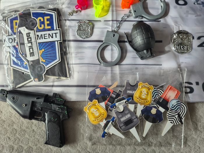 Lot decoration anniversaire et accessiures degyisement Police - photo numéro 2