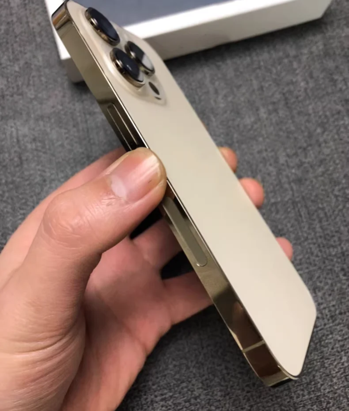 Une iphone quatorze pro max - photo numéro 3
