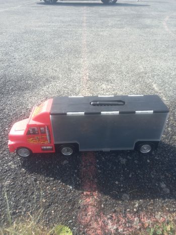 Camion à rangement de petite voiture