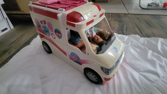 Ambulance barbie - photo numéro 2