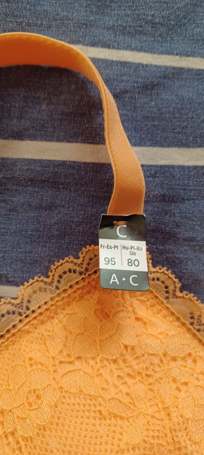 Très joli ensemble  lingerie femme haut 95C Bas 44 - photo numéro 4