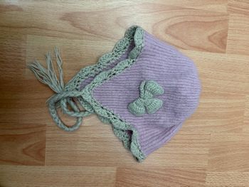 Joli bonnet rose à trèfle blanc 