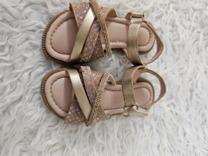 Sandales couleur or avec strass taille 25 - photo numéro 15