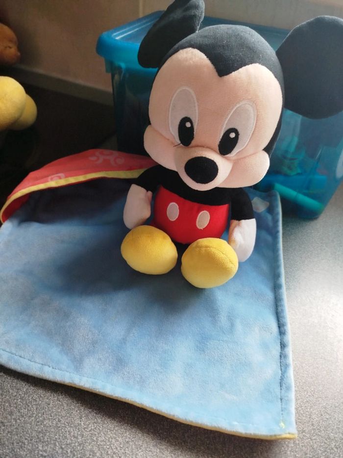 Bébé mickey avec sa couverture - photo numéro 2