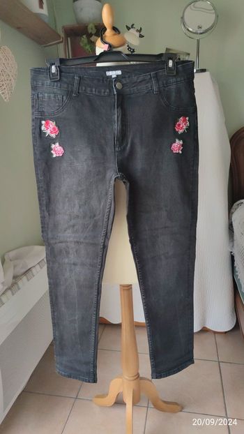 Jean gris avec broderies floral