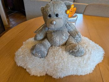 Peluche ours ange sur son coussin..neuf avec étiquette
