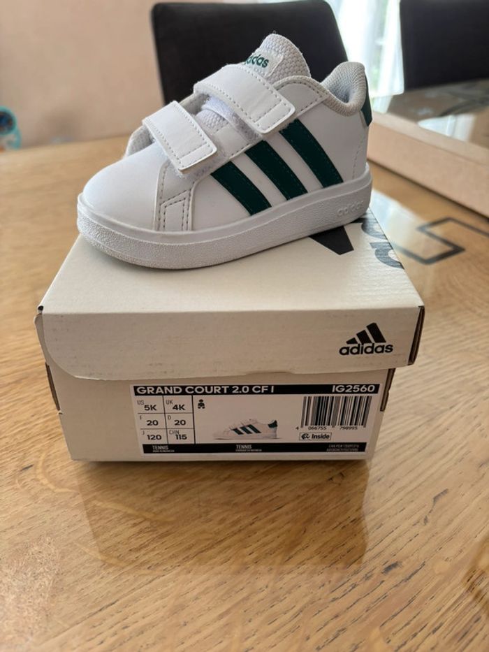 Basket garçon blanche et verte adidas T20