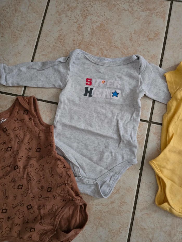 Lot 9 mois vêtements bodys t-shirts - photo numéro 10
