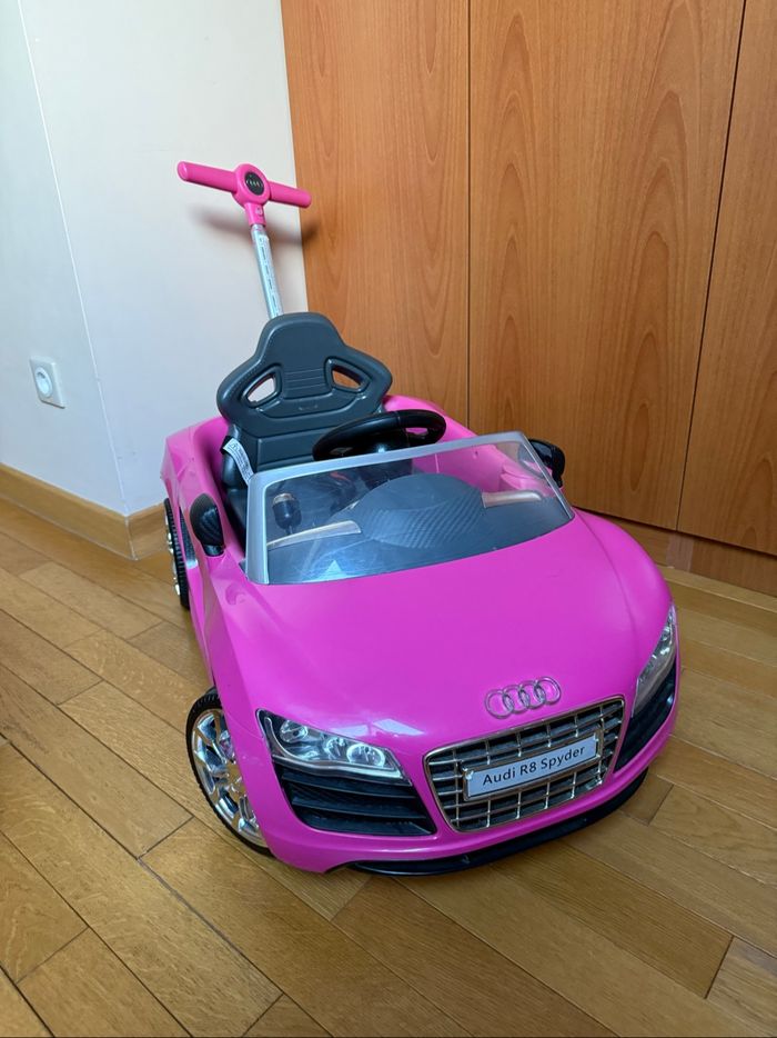 Voiture Audi rose