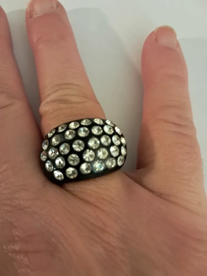 Imposante bague en résine et strass ou cristaux transparents - photo numéro 2