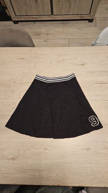 Jupe courte patineuse noire à bord blanc, H&M, taille 14 à 16 ans, nickel