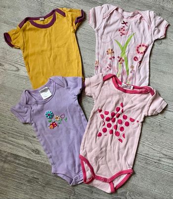Lot 4 bodys 6 mois