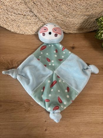 Doudou plat paresseux bleu vert grelot Tom kiddy