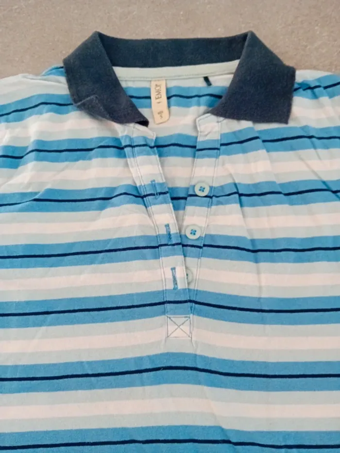 Polo à rayuŕe blanc et bleu de chez émoi en taille S - photo numéro 3