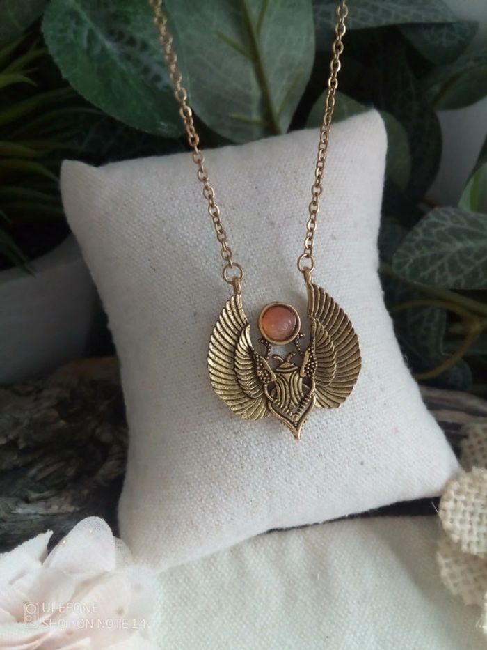 Collier scarabée doré avec pierre naturelle du soleil
