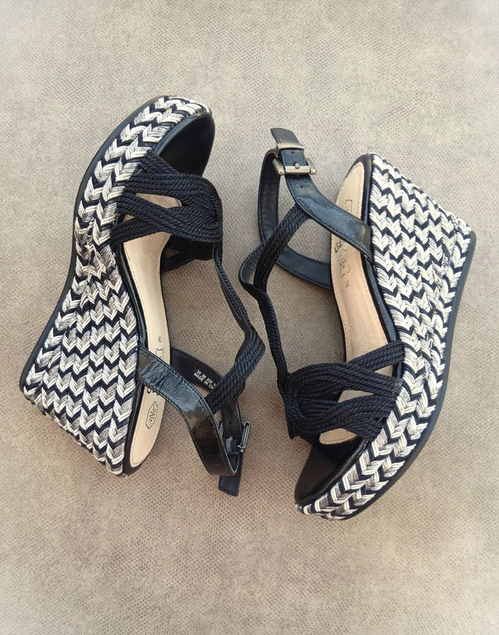 Escarpins / Sandales à talon compensé et brides en cordelette - photo numéro 2