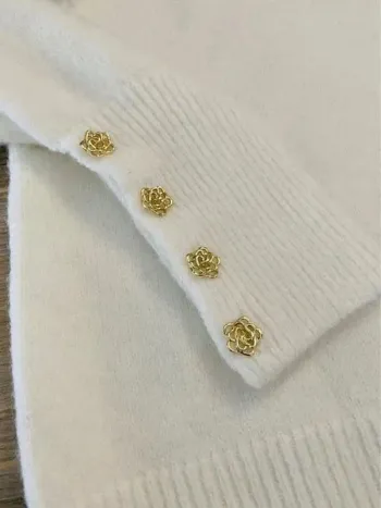 pull blanc cassé et boutons manchette fleurs or