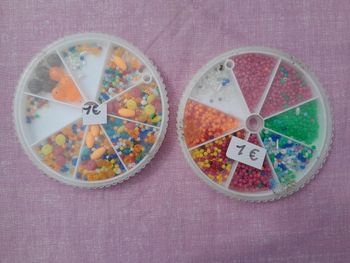 Lot de deux boîtes de perles