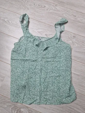 Top taille 38 motifs florale vert et blanc
