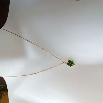 collier doré trèfle email