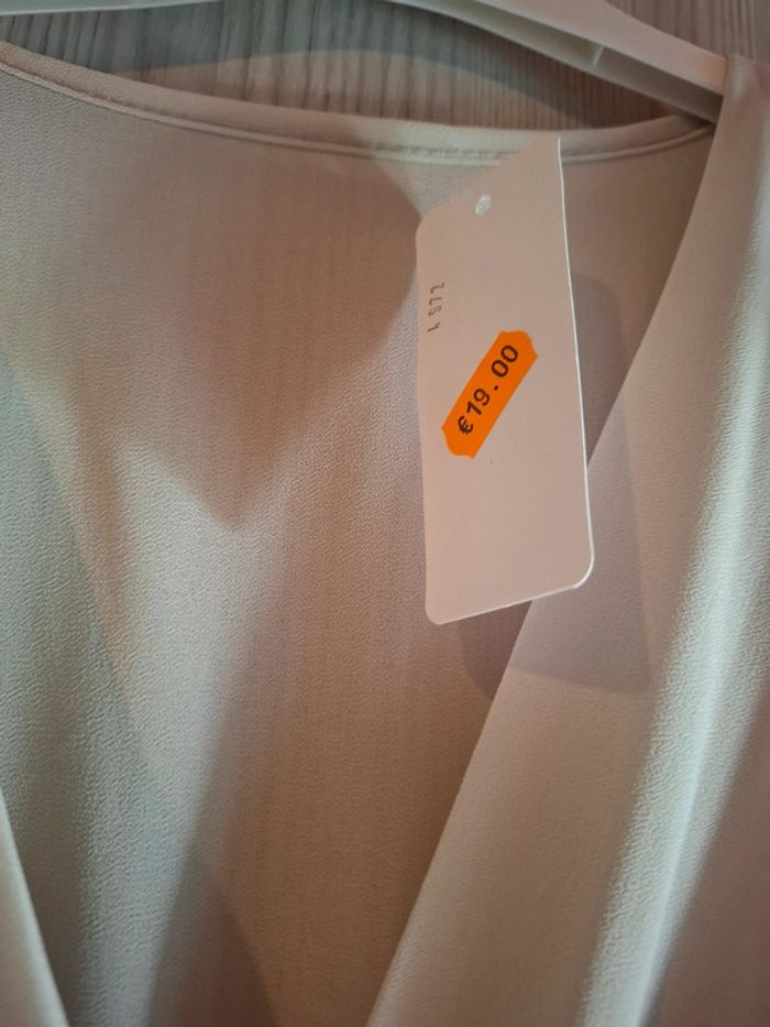 Robe jaune beige jamais porté - photo numéro 2