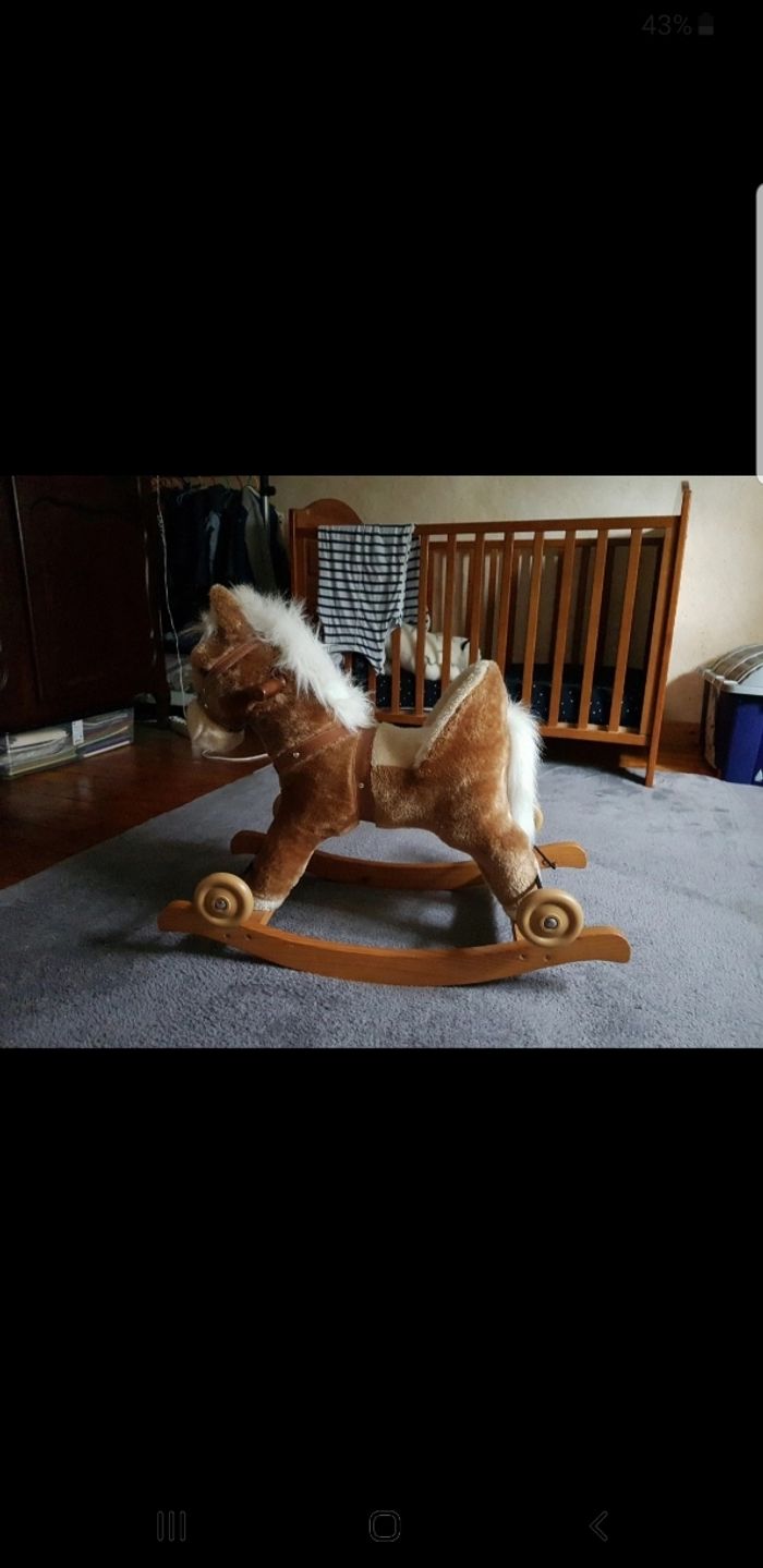 Cheval en bois à bascule et à roulettes