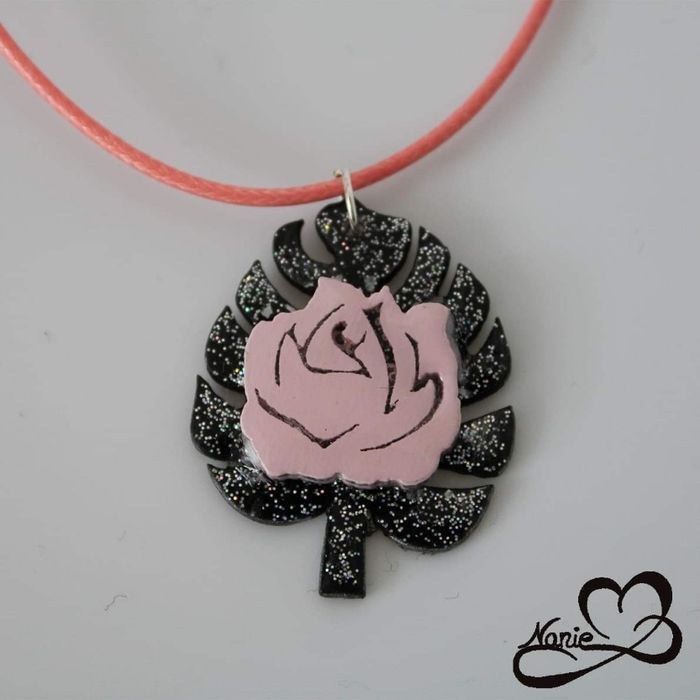 Pendentif en résine, transparent en rose et noir - photo numéro 2
