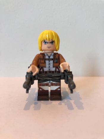 Figurine type lego Armin Arlert. Attaque des