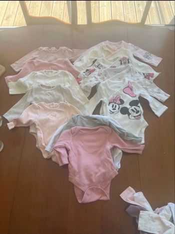 Lot de 13 bodies 1 mois et 9 bodies 3 mois qui taillent 1 mois