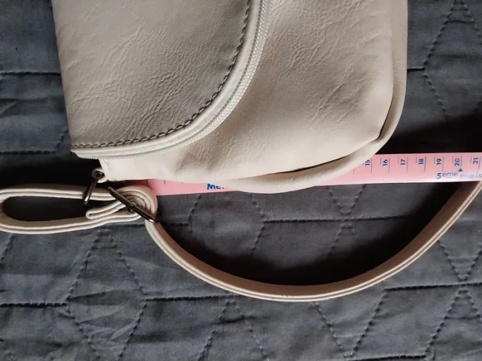 Sac à main/ environ 26 cm X 15 cm. Petite imperfection, voir photo, sinon très bon état. - photo numéro 6