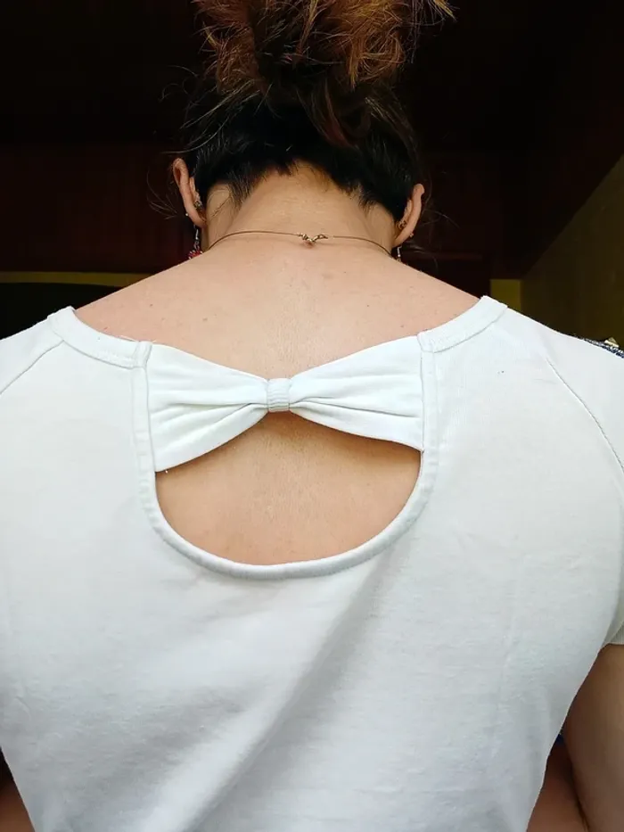T-shirt femme blanc avec tête de mort sur les épaules - photo numéro 8