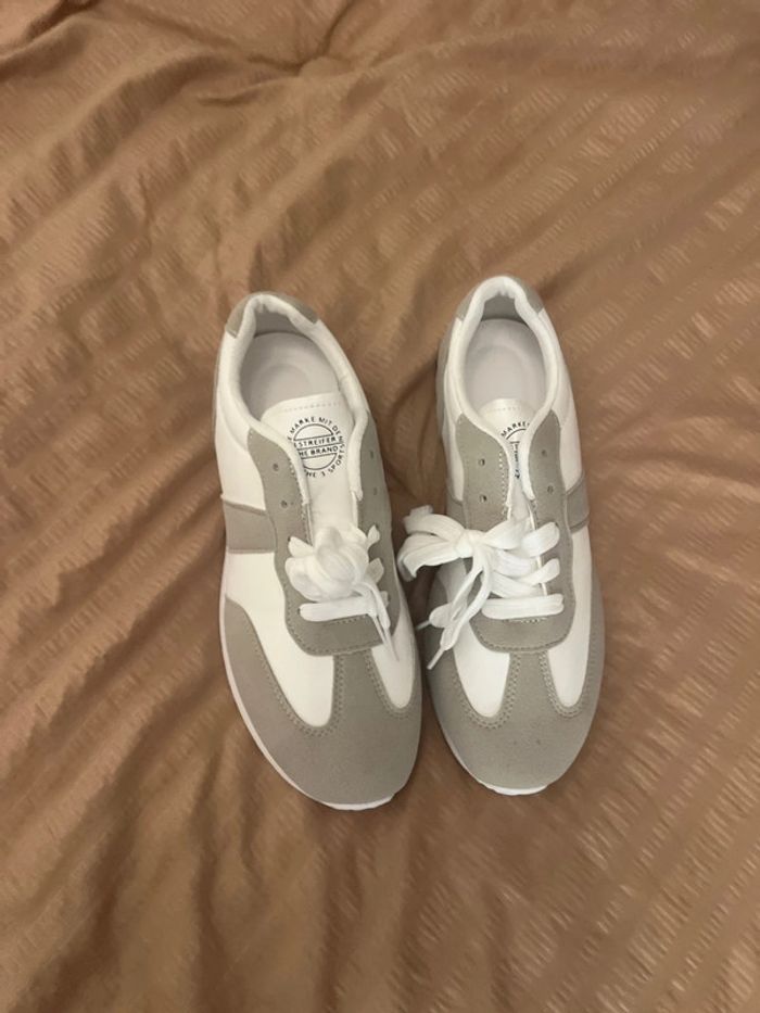 Baskets neuves, couleur blanc gris, pointure 39 - photo numéro 2