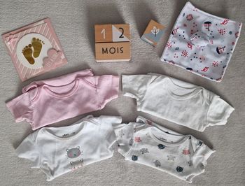 Lot de 4 bodies - 12M - Multimarques (Satisfaisant)