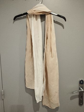 Foulard en très bon état marque camaïeu 