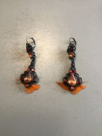 Boucles d’oreilles métal teinté pierres et plumes orange cristaux rouges vintage 80s Lola