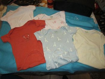 5 bodies kiabi 9 mois