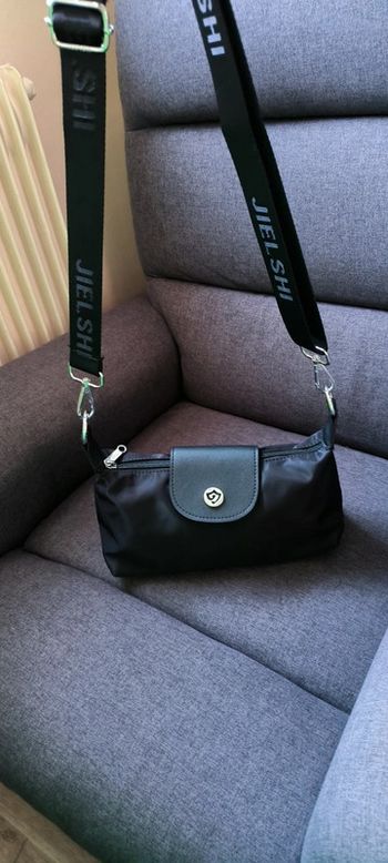 Sac à bandoulière très tendance de très bonne qualité avec compartiment