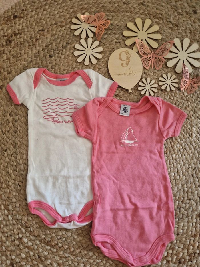 Lot de body manches courtes rose et blanc petit bateau bebe fille 9 mois