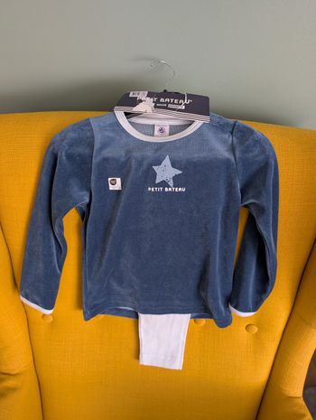 Pyjama garçon. Taille 5 ans. Neuf. Petit bateau