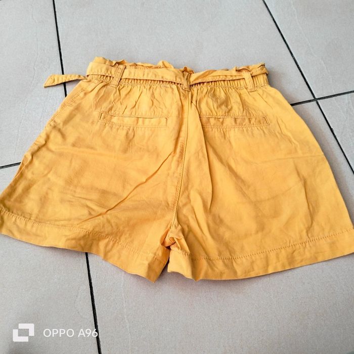 Short jaune - photo numéro 3