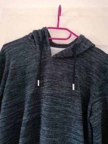 Pull effet tee-shirt dessous neuf avec capuche juste lavé taille L