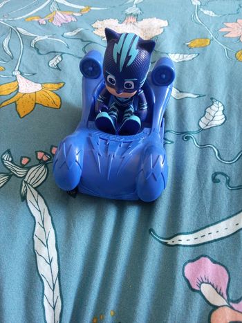 Voiture et figurine pyjamasque
