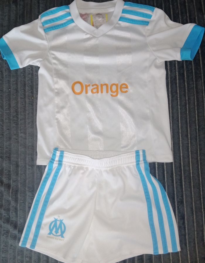 Tenue de foot blanche et bleu-ciel enfant