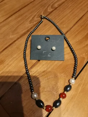 Collier perles multicolores +boucles d'oreilles.