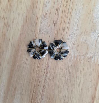 Pampille 2cm floréa dégradé noir blanc ,doré 